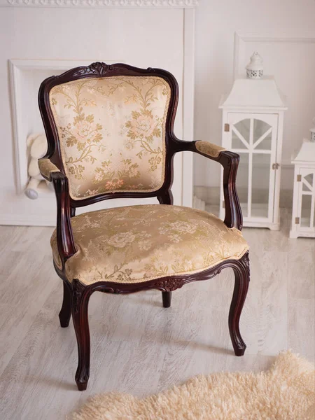 Schöner Vintage brauner Stuhl auf weißem Hintergrund. — Stockfoto