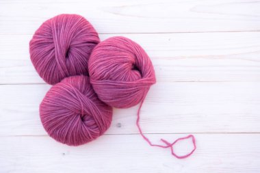 Ahşap bir arka planda yumuşak mor iplik.