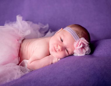 Kafasında bandaj olan yeni doğmuş tatlı bir kız.