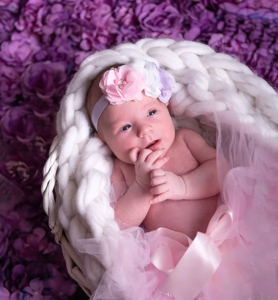 Linda Niña Recién Nacida Con Vendaje Cabeza — Foto de Stock