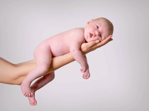 Pequeno Bebê Recém Nascido Olha Para Câmera Por Nove Dias — Fotografia de Stock