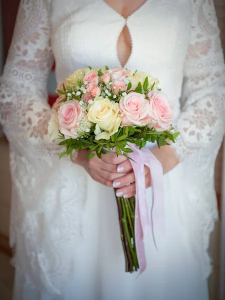 Wedding bouquet at brides hands — Stock Photo, Image