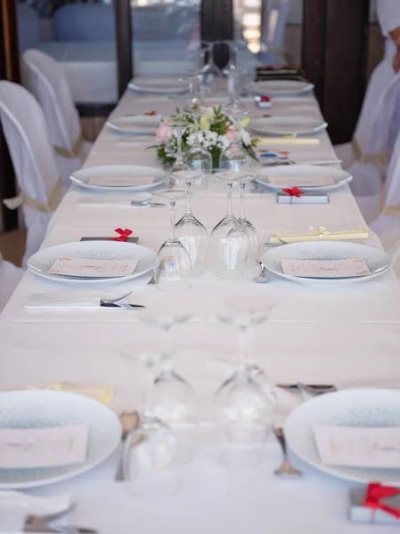 Festliche Hochzeitstafel im Restaurant — Stockfoto