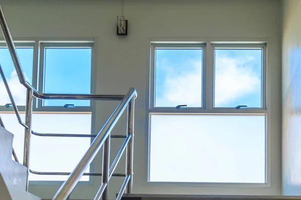 Modern windows merdiven üzerinde gökyüzü ve bulutlar arka plan ile görmek.