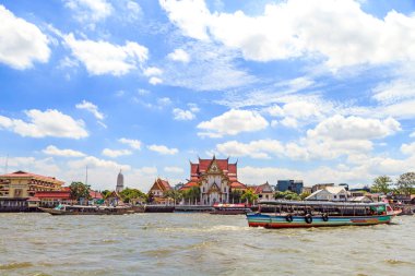 Bangkok, Tayland - 01 Temmuz 2018: Birçok Wat Phra Kaew bir Bangkok konumlar tersini Wat Rakang Kositam Ram, Chao Phraya River tur tekne.