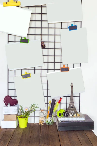 Küçük köşelerinde fotoğrafları ile Oda ve küçük süslemeleri ile kayıtlarda ahşap masa süslemeleri.