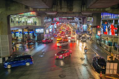 Bangkok, Tayland - 23 Ekim 2018: Trafik sıkışıklığı gece Bangkok Alışveriş Merkezi çevresinde birçok araçları.