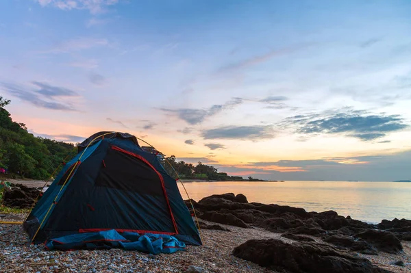 Donker Blauwe Tent Het Strand Met Rock Ochtend Met Zee — Stockfoto