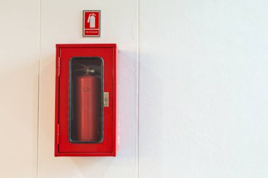 Yangın söndürücü, kopya alanı için boş bina için beyaz duvar kabine.