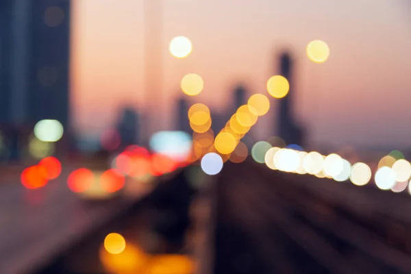 Bulanık gökyüzü backgrou ile köprüde soyut bokeh araba ışığı