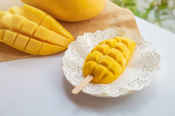 Bastone Gelato Mango Piatto Bianco Con Frutta Mango Sfondo Bianco — Foto Stock