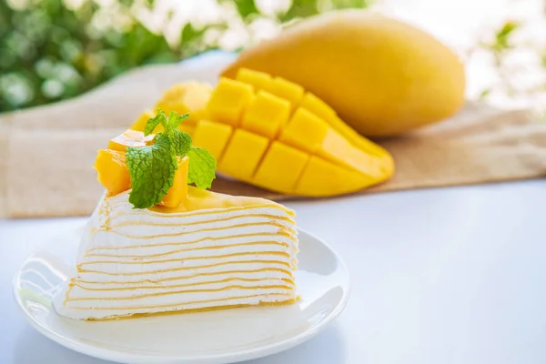 Torta Crespata Mango Vicino Tagliata Piatto Bianco Decorato Con Pezzo — Foto Stock