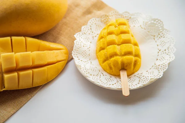 Bastone Gelato Mango Piatto Bianco Con Frutta Mango Sfondo Bianco — Foto Stock