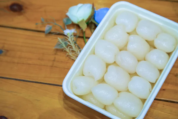 Rambutan Fresco Sbucciato Una Scatola Bianca Sul Tavolo Legno Concetto — Foto Stock