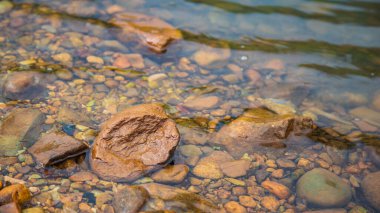 Yüksek açıda bir portakal taşı ve temiz nehirde bir kürek..