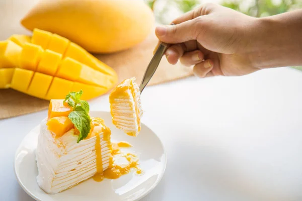 Torta Crespata Mango Vicino Tagliata Piatto Bianco Con Una Mano — Foto Stock