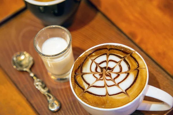 Tutup Sudut Tinggi Melihat Secangkir Kopi Panas Nampan Kayu Atas — Stok Foto