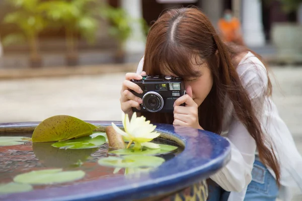 Acercamiento Joven Mujer Asiática Una Camisa Blanca Tomando Una Foto — Foto de Stock