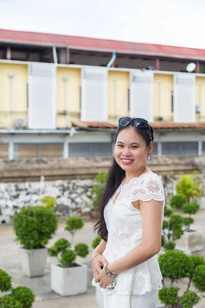 Zblízka Usmívá Mladá Asijská Žena Ležérní Bílé Košili Stojí Dívá — Stock fotografie