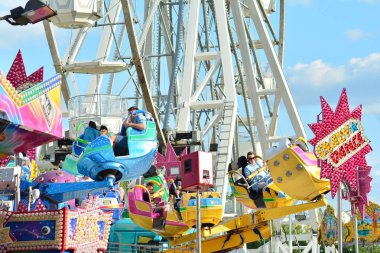 Dönme dolap Mavi Gökyüzünde