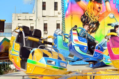 Varşova, Polonya. 21 Mayıs 2018. Atlıkarınca çılgın dans eğlence parkı. Varşova Stegny