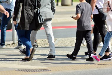 büyük şehir sokak, bulanık hareket kesişen soyut üzerinde yürüyen insanlar