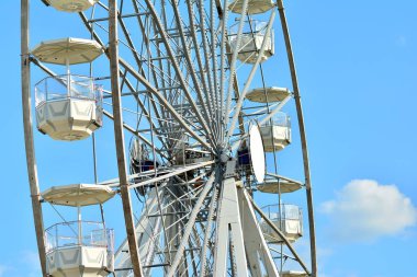 Dönme dolap Mavi Gökyüzünde