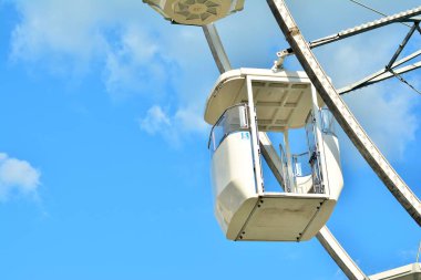 Dönme dolap Mavi Gökyüzünde