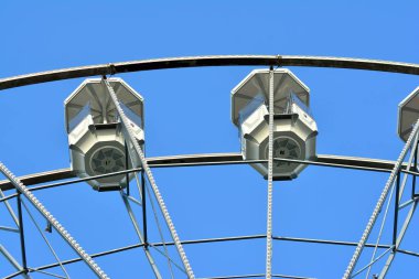 Dönme dolap Mavi Gökyüzünde