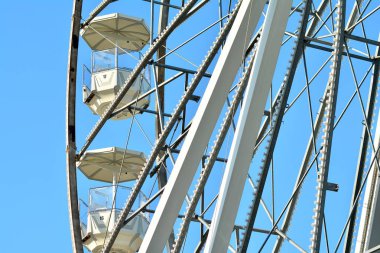 Dönme dolap Mavi Gökyüzünde