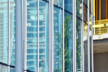Kentsel arka plan, modern Cam cephe, detay ofis iş Binası