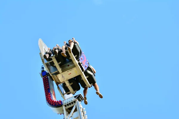 Varsóvia Polónia Maio 2018 Cidadãos Corajosos Montam Atração Booster Parque — Fotografia de Stock