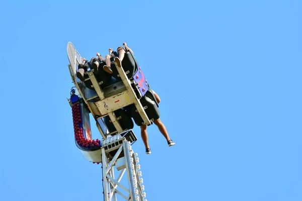 Varsóvia Polónia Maio 2018 Cidadãos Corajosos Montam Atração Booster Parque — Fotografia de Stock