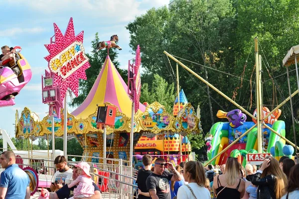 Varşova, Polonya. 21 Mayıs 2018. . Yolculuk atlıkarınca Bahar Festivali Varşova, Fuar birçok konumlar ve eğlence parkı ile atlamak. Varşova Stegny