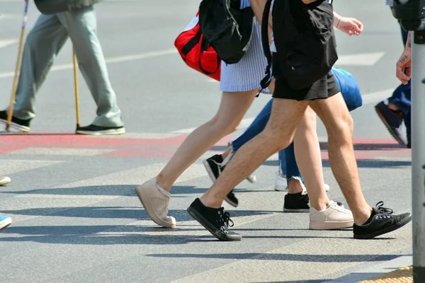 Les Gens Marchent Sur Grande Rue Ville Flou Mouvement Traversant — Photo