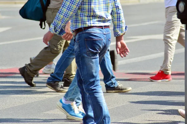 大都会通り ぼやけの動き交差抄録を歩く人 — ストック写真