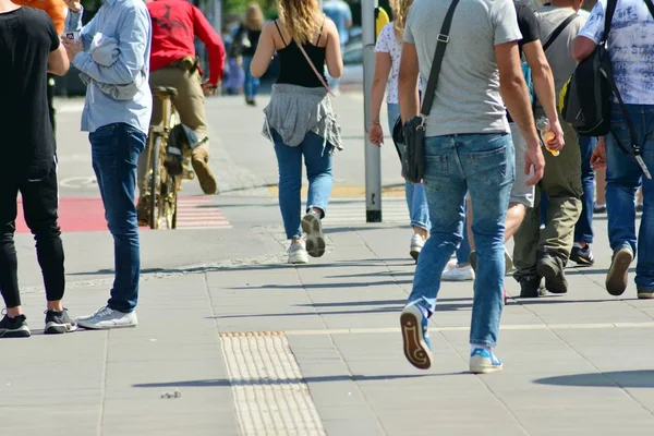 Pessoas Andando Rua Cidade Grande Movimento Borrado Cruzando Resumo — Fotografia de Stock