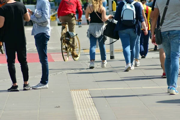 Gente Caminando Por Calle Gran Ciudad Movimiento Borroso Cruzando Abstracto — Foto de Stock