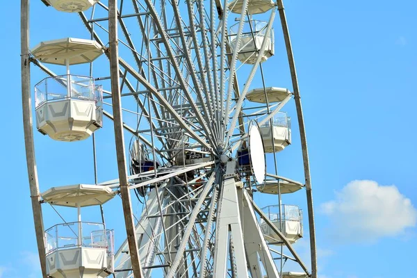 Ferris Rueda Sobre Cielo Azul — Foto de Stock