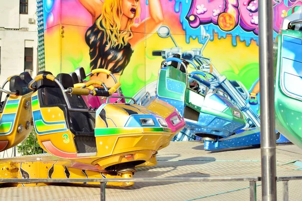 Varşova, Polonya. 21 Mayıs 2018. Atlıkarınca çılgın dans eğlence parkı. Varşova Stegny