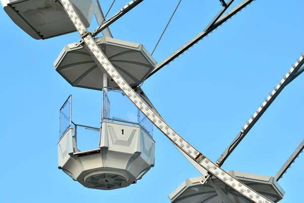 Dönme dolap Mavi Gökyüzünde