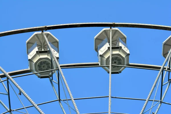 Dönme dolap Mavi Gökyüzünde