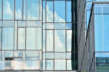 Kentsel arka plan, modern Cam cephe, detay ofis iş Binası.