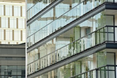 Kentsel arka plan, modern Cam cephe, detay ofis iş Binası.