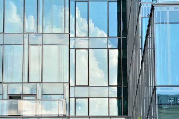 Kentsel arka plan, modern Cam cephe, detay ofis iş Binası.