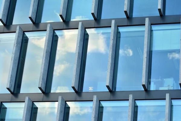 Kentsel arka plan, modern Cam cephe, detay ofis iş Binası.