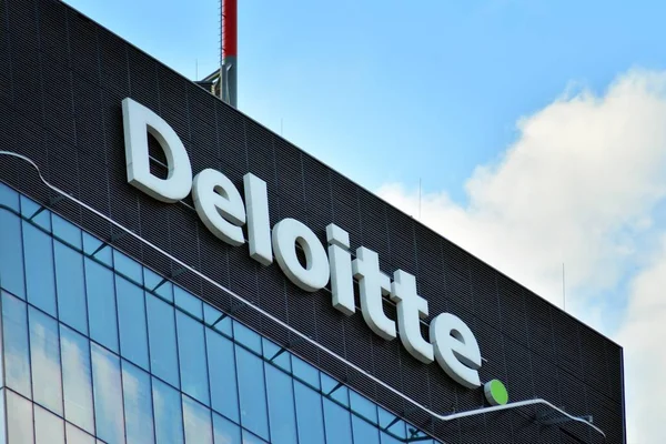 Varşova, Polonya. 23 Mayıs 2018. Deloitte üye. Şirket tabela Deloitte.