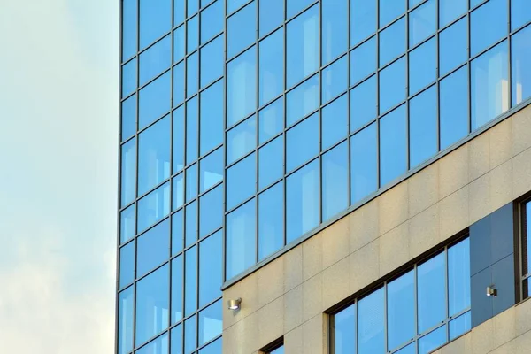 Kentsel arka plan, modern Cam cephe, detay ofis iş Binası.