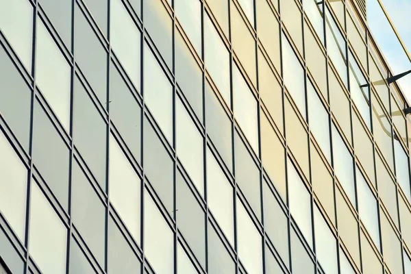 Kentsel arka plan, modern Cam cephe, detay ofis iş Binası.