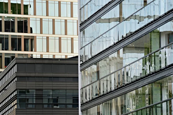 Latar Belakang Abstrak Perkotaan Detail Fasad Kaca Modern Bangunan Bisnis — Stok Foto